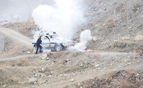 Hakkari'de, terör örgütü PKK'nın sözde kuruluş yıldönümü olan 27 Kasım'ı kutlama bahanesiyle eylem yapan bir grup terör örgütü yandaşına polis müdahale etti. PKK yandaşları biber gazı ve tazyikli suya, taşlarla karşılık verdi.