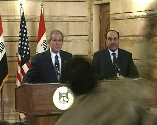 El Bağdadi televizyonu muhabiri Muntasar El Zeydi, Irak'a sürpriz bir ziyarette bulunan ABD Başkanı Bush'a basın toplantısı sırasında ayakkabılarını fırlattı.