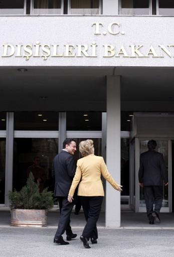 ABD Dışişleri Bakanı Hillary Clinton, eşinin Başbakan olduğu yıllardaki resmi ziyaretinden yıllar sonra bu kez bakan sıfatıyla resmi bir ziyaret için Ankara'yı ziyaret etti.