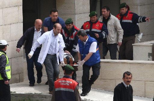ESKI BAKANLARDAN HIKMET SAMI TURK'E, BILKENT UNIVERSITESI HUKUK FAKULTESI'NDE SALDIRI GIRISIMINDE BULUNAN D.A ETKISIZ HALE GETIRILDI. KUCUK CAPTA BIR PATLAMANIN YASANDIGI OLAYDA, TURK'UN KORUMALARI, SALDIRGANA DERHAL MUDAHALE EDEREK ETKISIZ HALE GETIRDI.