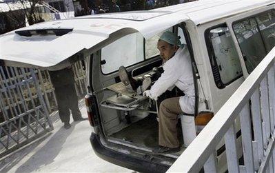 Afganistan'ın başkenti Kabil'de Taliban militanlarının üzerlerindeki bombaları bakanlık binasında patlatması sonucu yaşanan saldırı