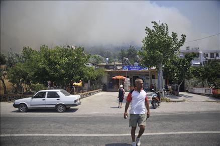 Foça'da otluk alanda başlayan yangın şiddetli rüzgar nedeniyle hızla büyüdü. 160 Hektar alanın yandığı yangında alevler evlerin bir kaç metre lakınına kadar sokuldu ve büyük korku yaşattı