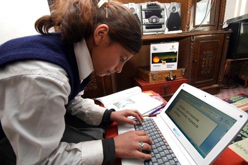 İzmit'e yaklaşık 1 saat uzaklıkta bulunan Toylar köyünde yaşayan Leyla Şengül ve Aysel Özüsalıç, sahip oldukları bilgisayarlarıyla ilk derslerini sevinç içinde yaptı.