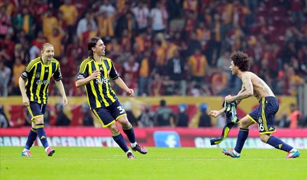 galatasaray hüseyin göçekten yoksun çıktığı ilk süper final maçını kaybetti.