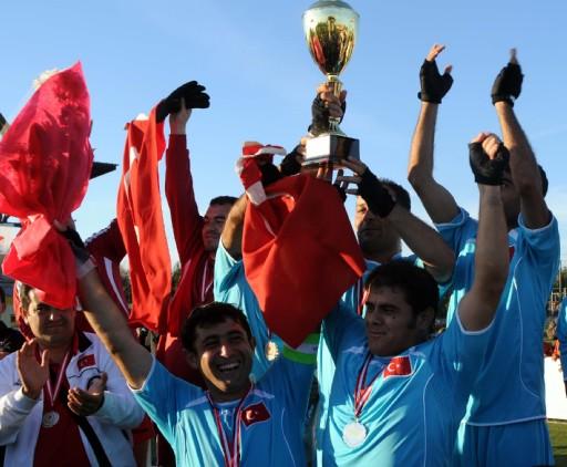 2. Avrupa Ampute Futbol Şampiyonası'nda, Rusya'ya 2-0 yenilen Türkiye, averajla ikinci olmayı başardı.