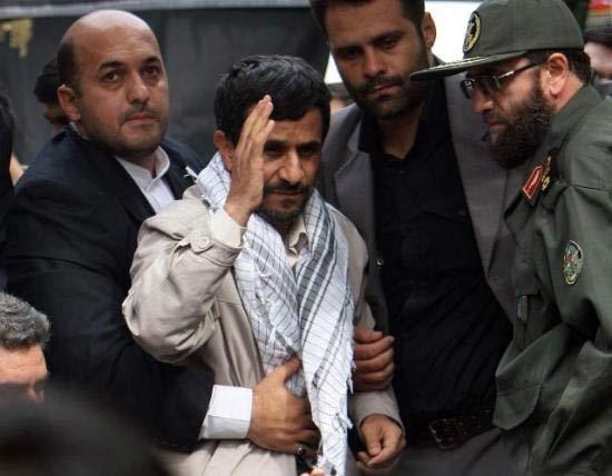 İran Cumhurbaşkanı Mahmud Ahmedinejad aşırı çalışmaktan hasta düştü.