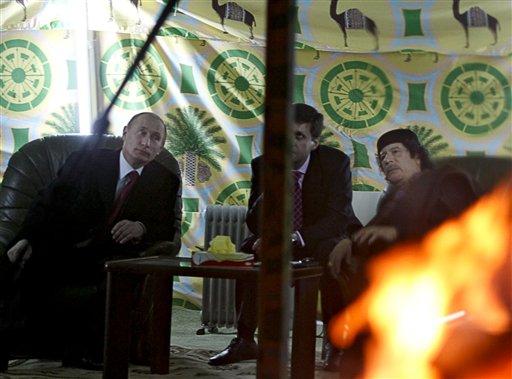 Kaddafi'nin çadırında çay keyfi