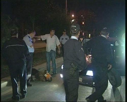 Başkent'te polisten kaçan 4 kişi, polis aracına çarparak kaza yaptı. Zanlılardan Ersin B. yaralandı. Serkan D., Kerem D. ve ismi öğrenilemeyen bir şahıs araçtan çıkarak polisten kaçmaya başladı. Serkan D., polis tarafından yakalandı.