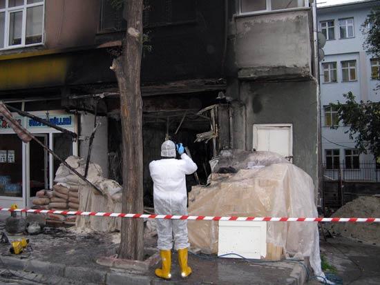 Bahçelievler'de, eski çalıştığı fırında arkadaşlarını ziyarete gelen ve burada onlarla kalan genç, sabaha karşı çıkan yangında hayatını kaybetti.