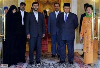 Ahmedinejad, konuk cumhurbaşkanını eşiyle birlikte ağırlamıştı.