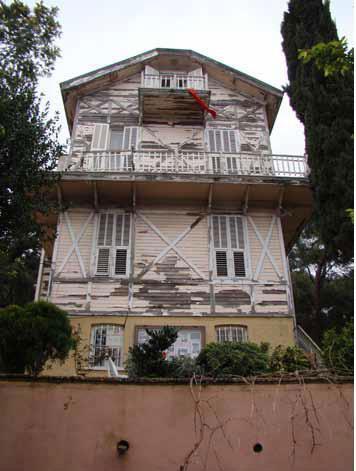 İstanbul İl &Ouml;zel İdaresi, Cumhuriyet d&ouml;nemi yazarlarından H&uuml;seyin Rahmi G&uuml;rpınar'ın Heybeliadada 1912-1944 yılları arasında yaşadığı evi restore ettiriyor.