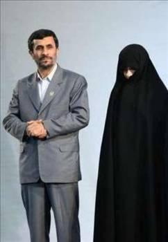 AHMEDİNEJAD'IN GİZEMLİ EŞİ
İran Cumhurbaşkanının evli ve 3 çocuk sahibi olduğu biliniyor. Ancak, eşi, iki oğlu ve kızının ne adı ne de fotoğrafları İran basınında yayınlandı.
İran Cumhurbaşkanı Mahmud Ahmedinejad'ın eşi ilk kez 2008 yılında Tahran'daki bir konferans sırasında görüntülenmişti.