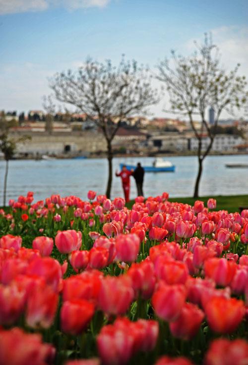 İSTANBUL'DA, SOĞUK VE YAĞIŞLI HAVA HAFTA SONUNA YAKLAŞIRKEN, YERİNİ GÜNEŞE BIRAKTI. TATİL OLMASINI DA FIRSAT BİLEN VATANDAŞLAR SAHİL KENARLARINA AKIN ETTİ. FOTOĞRAF: ABDULLAH COŞKUN