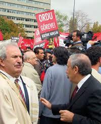 <p><strong>Necdet Batıran: </strong>Emekli Başçavuş. 28 Şubat’ta Genelkurmay Karargâhı’ndaki Kozmik Oda’da evrak görevlisi olarak çalışıyordu. Gözaltına alındı.</p>