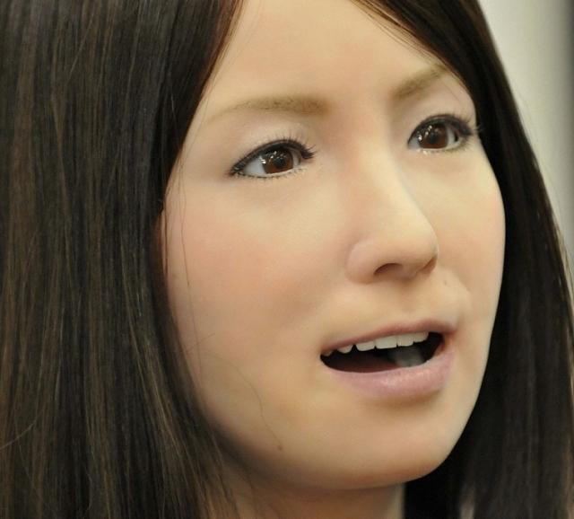 İnsan sesini taklit edebilen robot konuşabiliyor, şarkı söyleyebiliyor. Dün Hong Kong'daki kalabalık bir alışveriş merkezinde tanıtılan ve görenleri hayrete düşüren robot 65 mimiğe sahip