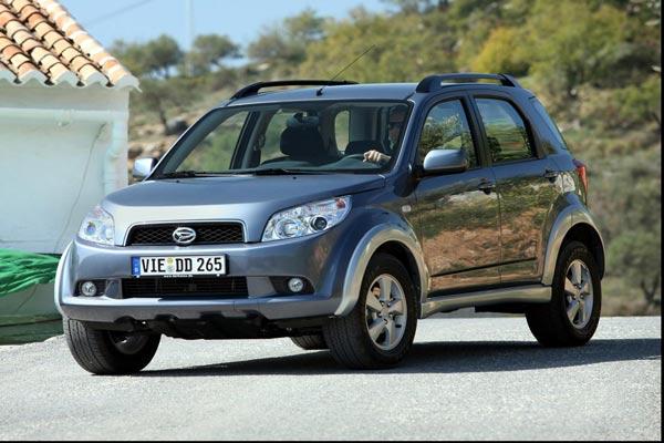 <strong>DAIHATSU: </strong>Terios modellerinde 4X2 ve 4X4 çekiş seçenekleri sunuluyor. Baz model olan 1.5 litrelik önden çekişli versiyonda 105 beygir güç ve 140 nm tork üreten benzinli motor görev yapıyor. Ortalama tüketimi 100 kilometrede 6.3 litre olarak verilen aracın başlangıç fiyatı ise 33 bin 990 lira olarak belirlenmiş. Otomatik vites seçeneği de var. <br /><br />
