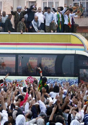 Kendilerine "barış grubu" diyen 34 PKK'lıyı karşılamak için Diyarbakır'da dün akşam onbinlercu kişinin katıldığı bir miting düzenlendi. Grubun alana girişi sırasında sloganlar atıldı, meşaleler yakıldı.