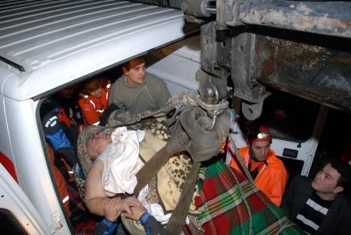 Bursa'daki evinde rahatsızlanan lösemi hastası eski milli güreşçi Mehmet Ayyıldız kiloları yüzünden evinin kapısından çıkarılamayınca vinç yardımıyla pencereden çıkarılarak hastaneye götürüldü.