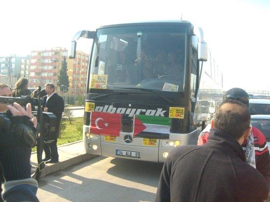 Saat 11 gibi İzmit'e ulaşan konvoy her hafta başörtüsü ögürlüğü için Sabri Yalım Parkı'nda toplanan MAZLUMDER üyeleri tarafından karşılandı