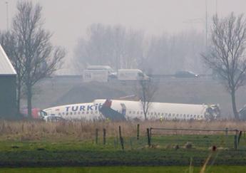 Türk Hava Yolları'na ait uçak, Hollanda'nın Amsterdam kentinde Schiphol havaalanına inerken yere çakıldı.