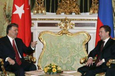 Cumhurbaşkanı Abdullah Gül, 4 günlük devlet ziyareti için geldiği Moskova'da Rusya Devlet Başkanı Dimitriy Medvedev ile bir araya geldi.