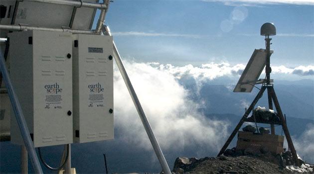 <strong>Earthscope: </strong>Bilim adamları, yeni geliştirilen uzaktan algılama teknolojisinin yardımıyla, Batı Amerika bölgesinde yaptıkları araştırmada, kuvartz kristal çökeltilerinin, Amerika'nın Kaliforniya, Idaho, Nevada ve Utah eyaletlerindeki dağların ve fay hatlarının oluştuğu bölgelerde sıklıkla bulunduğunu ortaya koydu. Bölgedeki ısı ve kütle çekimini Earthscope teknolojisinin kullanıldığı hareket ettirebilir sismik araçlarla inceleyen araştırmacılar, tekrarlayarak yaptıkları testlerle jeolojik olaylarla kuvartz çökeltileri arasındaki ilişkiyi ortaya çıkardılar. Yeryüzü hareketlerini, kayaların özellikleriyle ilişkilendiren araştırmacılar, kum taşının başkalaşmış hali olan kuvartzın, içinde barındırdığı suyu, basınç altında ısıtıldığında, nasıl dışarıya bırakarak taşların kaymasına ve dökülmesine yol açtığını gösterdi. Araştırmacılar depremlerin meydana gelmesinin ve kıtaların, kıtasal tabaka hareketleri veya kıtasal kayma adı verilen şekilde hareketinin, kuvartz çökeltilerinin bu özelliğiyle açıklanabileceğini belirttiler.