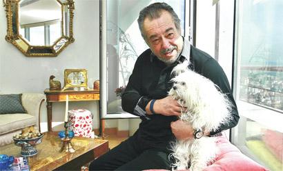 'AK Partiye oy verenlere göbeğini kaşıyanlar' tanımına karşılık Erdoğan'ın "sevgili köpekleri vardır, onlarla yatıp kalkarlar" dediği yazarlar köpekleriyle poz verip hikayelerini anlattı.
