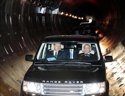 Erdoğan, yaklaşık 140 metre derinliğe kadar ulaşan tünelin içinden geçtiklerine işaret ederek, ''İnşallah fevkalade bir durum olmadıkça 31 Aralık 2010'da Melen suyunu Avrupa yakasına vereceğiz'' dedi.