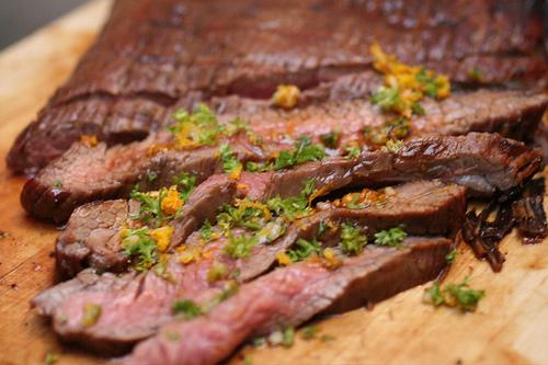 <p>"Steak için oldukça çeşit var ancak en bilinen tarifi şu: Steaki kestirip aldığınızda evvela oda sıcaklığına gelmesi için biraz dışarıda bekletin. Daha sonra iki tarafına da yağ sürün. Yine iki tarafına deniz tuzu sürdükten sonra, önceden şiddetli biçimde kızdırılmış dökme tavaya (teflon değil) eti bırakın. Üç dakika bir yüzünü, üç dakika da diğer yüzünü pişirdikten sonra servis edin."