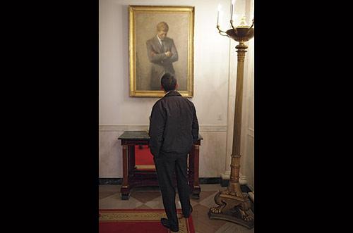 Beyaz Saray'ı gezen Obama Amerika Birleşik Devletleri'nin 35. başkanı John F. Kennedy'nin portresini inceliyor