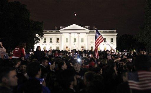 Amerikan Başkanı Usame bin Ladin'in öldürüldüğünü açıkladığı Beyaz Saray'ın önünde binlerce Amerikalı sevinç gösterisi yaptı