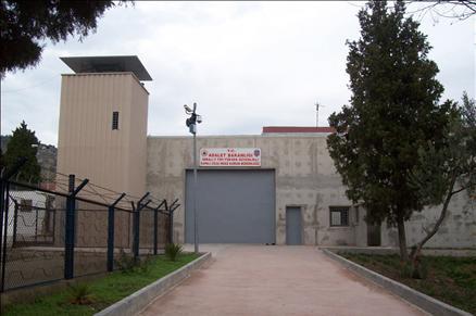 Adalet Bakanlığı, 'terör örgütü elebaşının İmralı Adası'ndaki hapishane şartlarının kötüleştiği' yönünde tartışmaları sona erdirmek için Abdullah Öcalan'ın İmralı Cezaevi'ndeki hücresinin görüntülerini basına dağıttı. İşte gerçekler:
