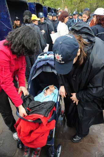 Ankara'daki 1 Mayıs kutlamalarının yapılacağı Sıhhiye Meydanı'na girişlerdeki arama noktasında polis ile göstericiler arasında arbede çıktı. Polis olayları yatıştırmak için havaya ateş açtı.