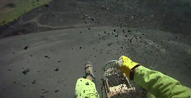 Adrenalin tutkunları Matt Karsten ve Cerro Negro altlarında tahta bir kızakla küllü yamaçtan aşağı kaydılar.