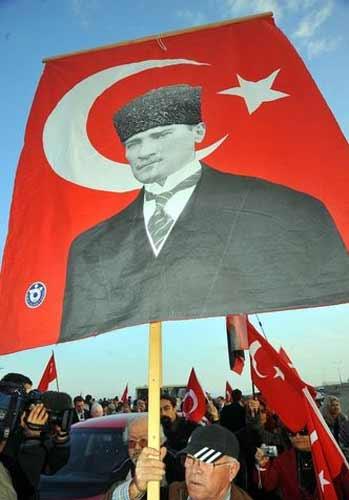 "Ergenekon" davasının görüldüğü Silivri Ceza Ve İnfaz Kurumları Yerleşkesi'ne ulusalcılar tam anlamıyla çıkarma yaptı.