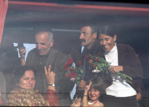 Dün teslim olan ve bugün pişman olduklarını beyan ettiklerini açıkladıktan sonra mahkemede serbest bırakılan PKK'lılar Habur'dan coşku içinde ayrıldı. PKK'lılar DTP otobüsü üstünde halkı selamladı...