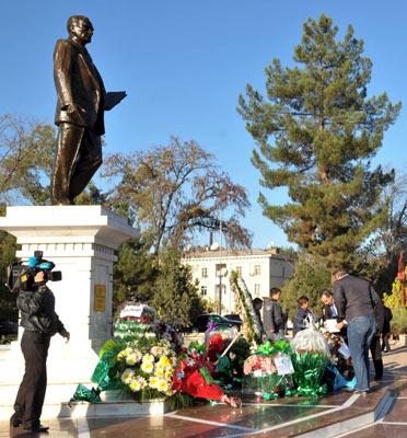 TÜRKMENİSTAN... Türkiye Cumhuriyeti'nin kurucusu Mustafa Kemal Atatürk, ölümünün 71. yıldönümünde Türkmenistan'ın başkenti Aşkabat'ta törenlerle anıldı.