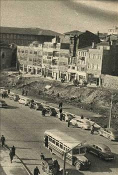 LALELİ
Avrupa yakasında, Aksaray-Beyazıt arasındadır. Uzun yıllar hasır bir kulübede yaşayan ve öldüğünde vasiyeti üzerine kulübesinin yanına gömülen Türk dervişi Laleli Baba'nın mezarının bulunduğu yere Osmanlı Padişahı III Mustafa 1757 yılında bir cami yaptırmıştır.(Laleli Baba cami ve külliyesi). Önceleri Lalelibaba olarak bilinen semtin ismi zamanla Laleli olarak değişmiştir.