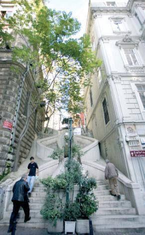 <b>KAMONDO MERDİVENLERİ</b>
1850li yıllarda dönemin önde gelen ailelerinden Kamondo Ailesinden banker Avram Kamondo tarafından çocuklarının okula kolay gidip gelmesi için yaptırılmış olan art nouveau tarzına sahip Kamondo Merdivenleri, Voyvoda Caddesi ile Banker Sokağını birleştiriyor. İlginç mimarisi ile dikkat çeken Kamondo Merdivenleri, özellikle fotoğraf çekimlerinin günümüzdeki vazgeçilmez adresi.