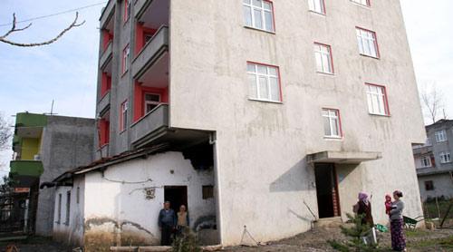 Samsun'un Çarşamba ilçesinde eski evlerini yıkmadan üzerine çok katlı binalar yapan vatandaşlar, görenleri şaşkına çeviriyor.
