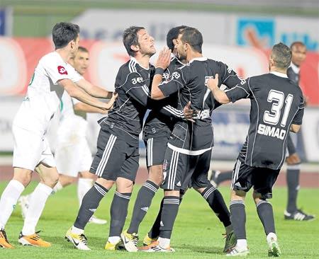 Beşiktaş'ta ligde bu yıl golü bulunmayan Nihat Kahveci, sahada ve soyunma odasında takım arkadaşı Quaresma, stat dışında da spor yazarı Turgay Demir ile kapıştı. Arkadaşları Nihat'ı güçlükle zaptetti.