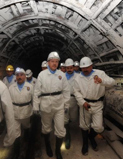 Başbakan Erdoğan bir ilki gerçekleştirdi, 564 metre yerin dibine indi. Darbeli kırıcı kullanarak kömür çıkaran Başbakan, burada işçilerle beraber 'Kömeç' yedi.