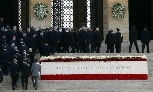 19 Mayıs kutlamaları çerçevesinde Cumhurbaşkanı Gül'ün başkanlığındaki devlet erkanının Anıtkabir'i ziyaret etti.