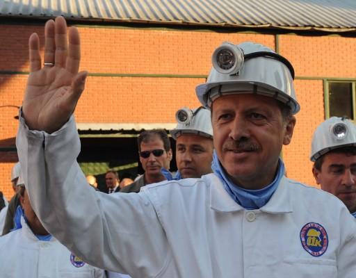 Başbakan Erdoğan bir ilki gerçekleştirdi, 564 metre yerin dibine indi. Darbeli kırıcı kullanarak kömür çıkaran Başbakan, burada işçilerle beraber 'Kömeç' yedi.