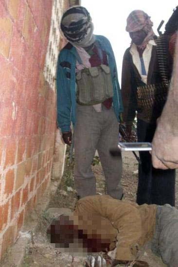 Somali'de annesini kafasını kopararak öldüren Ali Hüseyin adlı kişi, binlerce kişinin gözleri önünde idam edildi