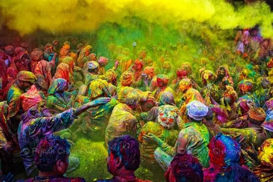 Baharın sonu yazın başlangıcını kutlayan Hindular, kast farklılıklarını bir kenara atıp bu çılgın festivalde doyasıya eğleniyor..