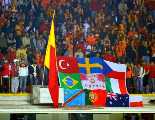 Taraftarlar, saatler önce tribünlerdeki yerlerini alarak takımlarını destekledi.