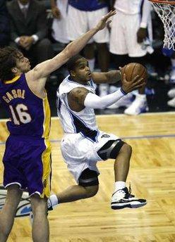 Hidayet'in de forma giydiği NBA final serisi 4. maçında Los Angeles Lakers, Orlando Magic'i uzatmalarda yıkmayı başarırken malesef Hidayet son anlarda kendine bağlanan umutları yıktı