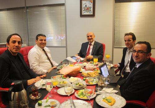 2008 yılında üyelerinin tamamının oyunu alarak Müstakil Sanayici İşadamları Derneği MÜSİAD'ın başkanlık koltuğuna oturan ve 4 yıllık başarılarla dolu görev süresinin ardından 28 Nisan'da yapılacak olağan genel kurulda seçilecek olan yeni başkana görevi devretmeye hazırlanan Ömer Cihad Vardan, şu sıralar yeni yeni yüzleşmeye başladığımız ve Türkiye'yi hem siyasi hem de ekonomik anlamda geriye götüren 28 Şubat sürecinde yaşadıklarını, Türkiye'nin geldiğini noktayı, 4 yıllık görev süresinde yaptıklarını ve genel olarak ülke ekonomisini Haber7 Genel Yayın Yönetmeni İbrahim Erdoğan, Yayın Koordinatörü Osman Ateşli, Kurumsal İletişim Sorumlusu Mustafa Özbek ve Ekonomi Editörü Kenan Biter'in de bulunduğu kahvaltıda değerlendi.