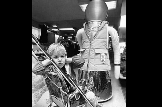 <strong>8. Yıldız Savaşları'ndan dünyaya</strong><br><br>
1977 -> Siyah beyaz fotoğrafların çekilebildiği yıllardan gelen Sam Struggle Gear isimli bu robot, Starwars - Yıldız Savaşları serisinde kullanılan uyarı sistemiyle donatılmıştı ve filmde bu amaçla kullanılan sesleri birebir çıkarabiliyordu.